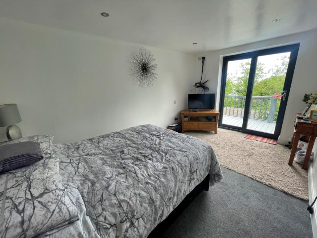 Lot: 74 - HOLIDAY COTTAGE WITH SEA VIEWS - Master bedroom of holiday cottage in Ocean View Road Ventnor